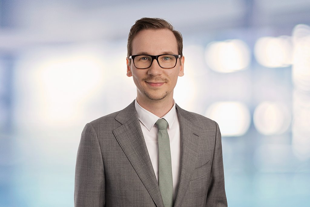 Porträt von Martin Bannasch im grauen Anzug