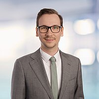 Porträt von Martin Bannasch im grauen Anzug