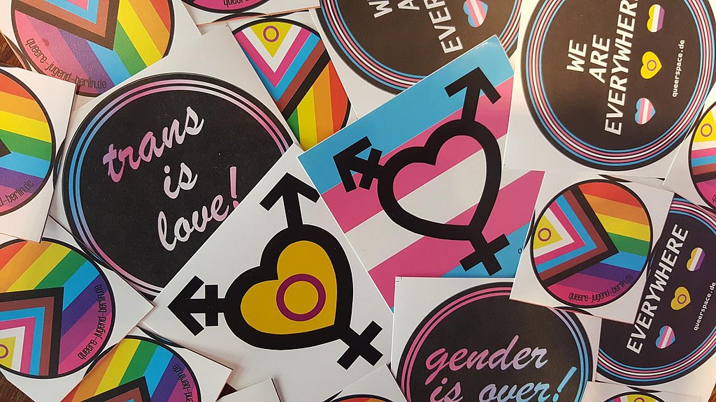 Verschiedene Aufklber mit verschiedenen Genderflaggen
