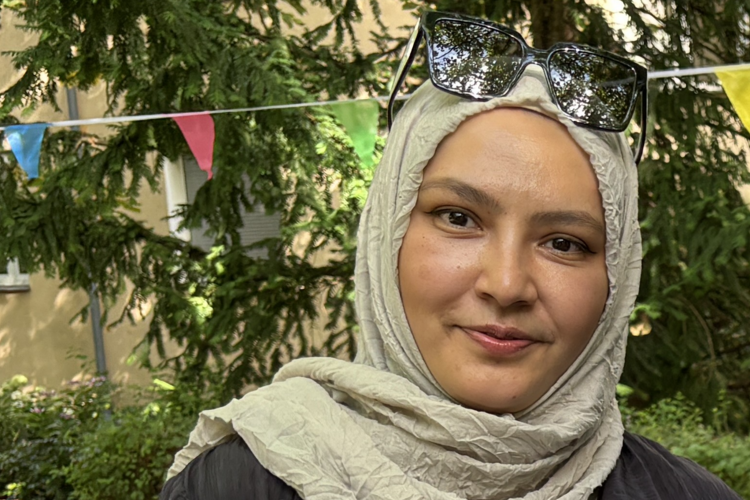 Auf dem Foto ist ASH-Alumna Arife Arslan in einem Garten zu sehen.